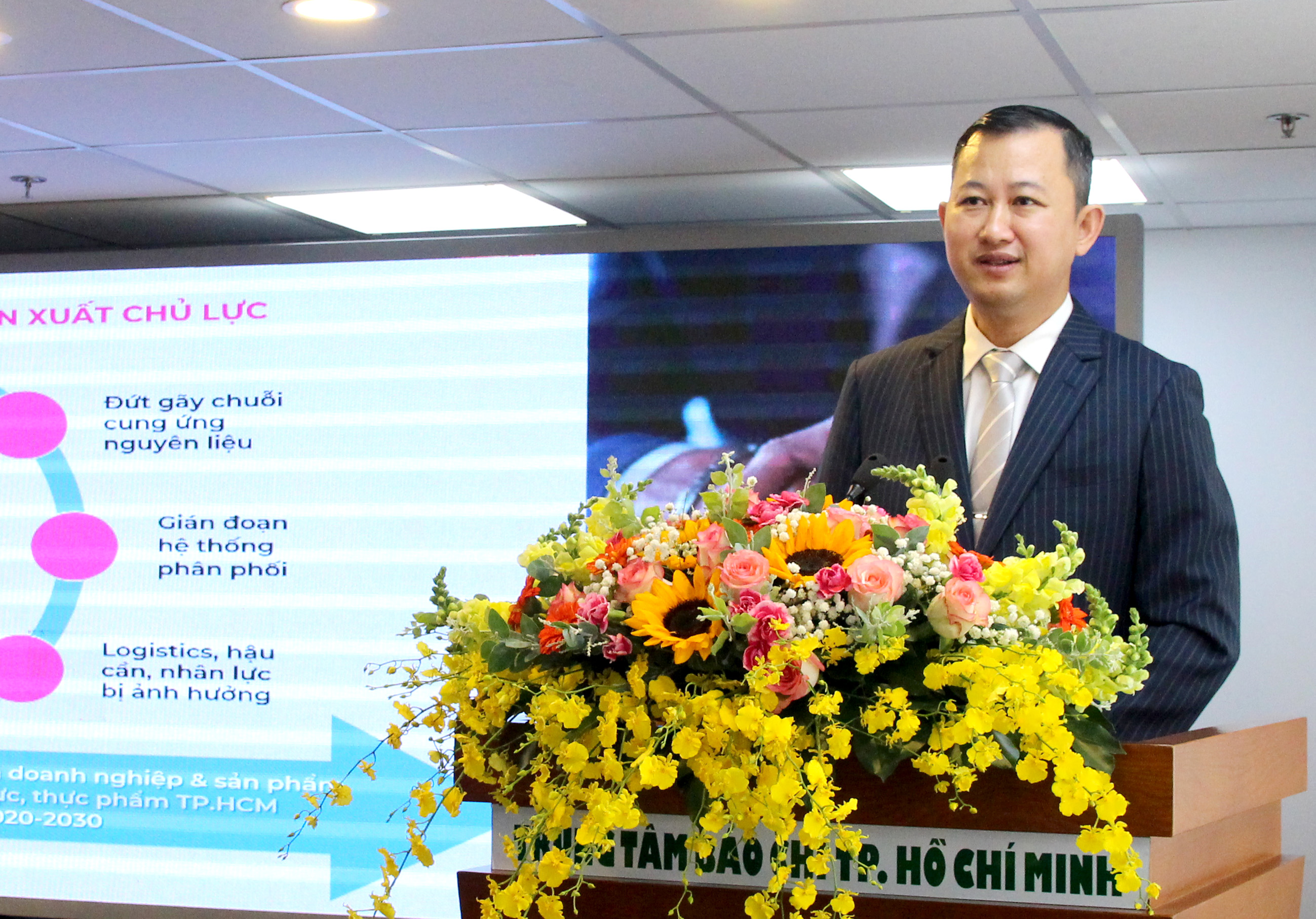 Đồng chí Trần Phú Lữ - Phó Giám đốc phụ trách Trung tâm Xúc tiến Thương mại và Đầu tư TP. Hồ Chí Minh phát biểu tại buổi họp báo (Ảnh H.Hào).